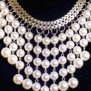 NEW! 💖 This is a Head Turner Faux White Pearls Set in Sliver Necklace. N-